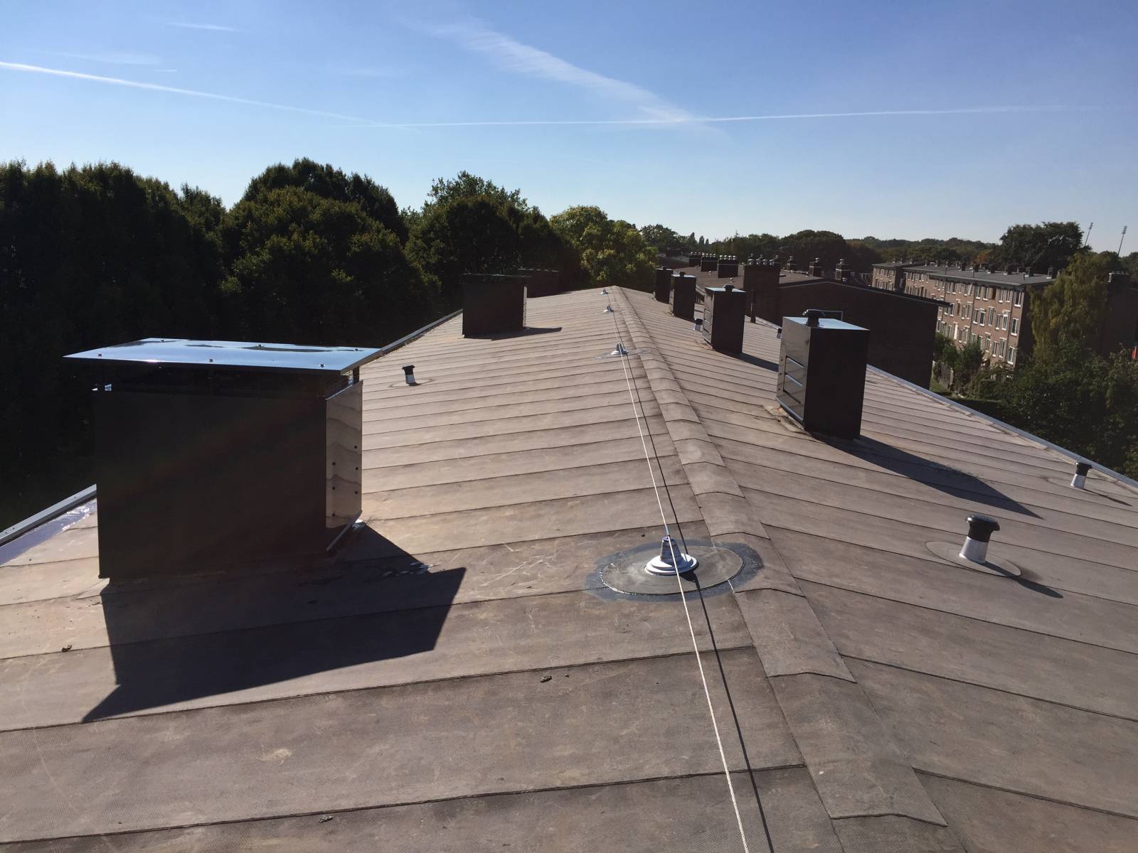 Rogas-project met rookgasafvoeren en ventilatiekanalen